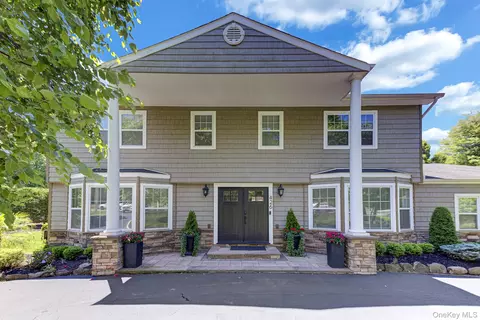 426 Wolf Hill Rd, Dix Hills, NY 11746