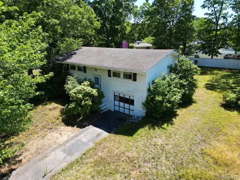 26 Cabin Ln, Setauket, NY 11733