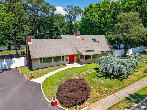 81 Carriage Ln, North Hempstead, NY 11577