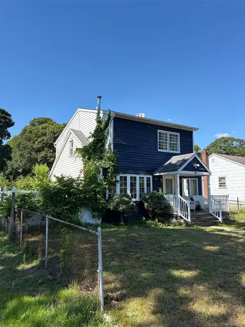 89 Argyle Dr, Shirley, NY 11967