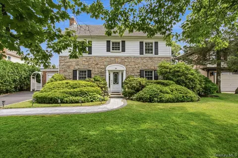 24 Overlook Rd, North Hempstead, NY 11020