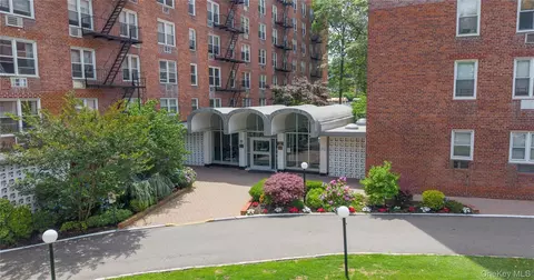 54-40 Little Neck Pkwy # 4F, New York, NY 11362