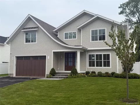 738 Motts Cove Rd N, Oyster Bay, NY 11545