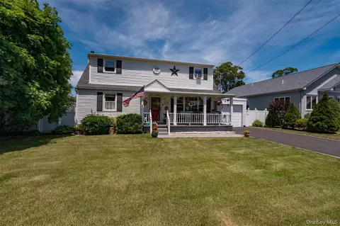 11 Spruce St, Islip, NY 11751