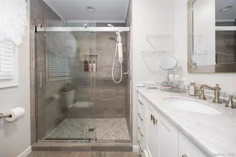 Bath - 8 Willow Rd, Beacon, NY 12508 photo 2 of 3
