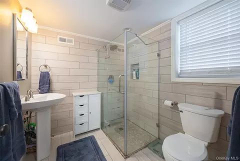 Bath - 8 Willow Rd, Beacon, NY 12508 photo 3 of 3