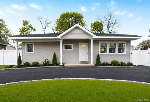 9 Emerald Ln S, Amityville, NY 11701