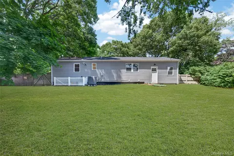 34 Pinetop Dr, Shirley, NY 11967