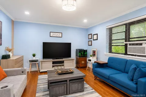 30 Grace Ave #2F, North Hempstead, NY 11021