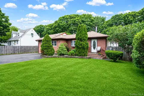 119 Chanel Dr E, Shirley, NY 11967
