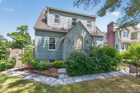 55 Pershing Ave, Locust Valley, NY 11560