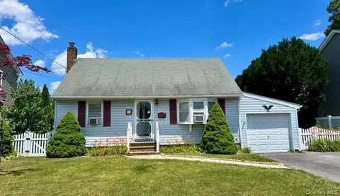 18 Plymouth Rd, Massapequa, NY 11758