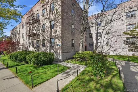7837 Main St #2D, Flushing, NY 11367