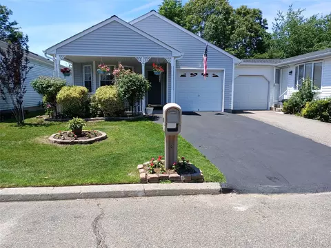 5127 Village Cir E, Manorville, NY 11949