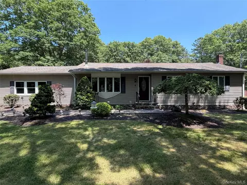 9 Pleasant View Rd, Ridge, NY 11961
