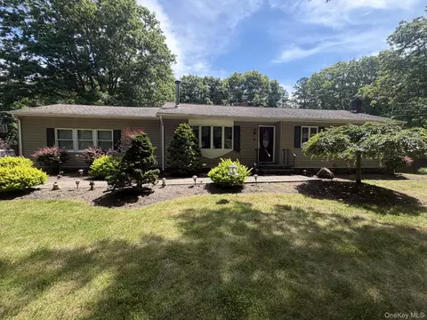 9 Pleasant View Rd, Ridge, NY 11961