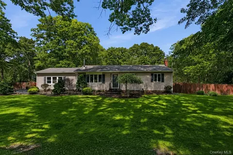 9 Pleasant View Rd, Ridge, NY 11961