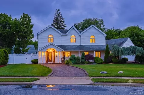 79 Constellation Rd, Levittown, NY 11756