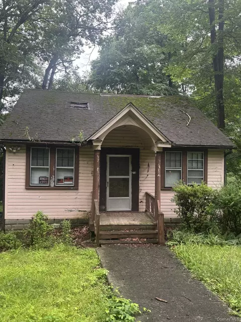 214 Walnut Rd, Lake Peekskill, NY 10537