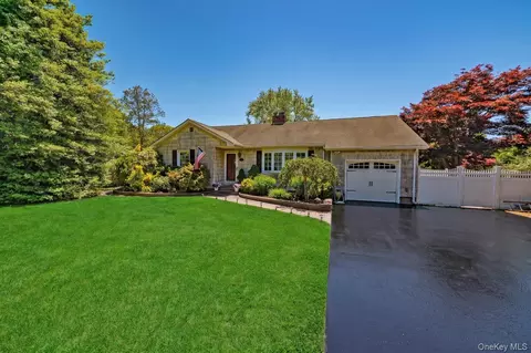 20 Bayside Ave, Medford, NY 11763