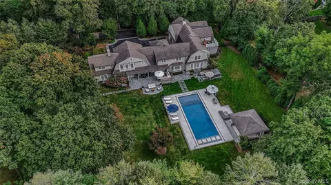 192 Burtis Ln, Syosset, NY 11791