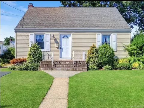 4 West Ct, Bethpage, NY 11714