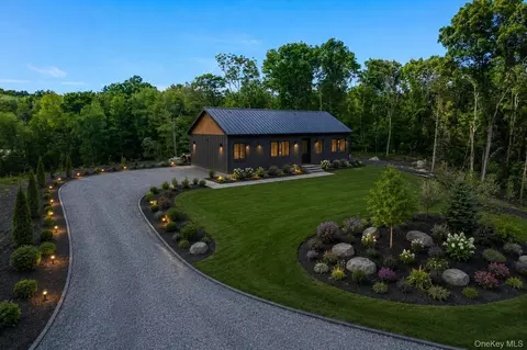 625 Traver Rd, Pleasant Valley, NY 12569