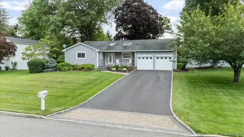 39 Merrivale Dr, Smithtown, NY 11787