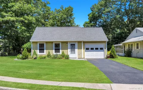 338 Edinburgh Dr, Ridge, NY 11961