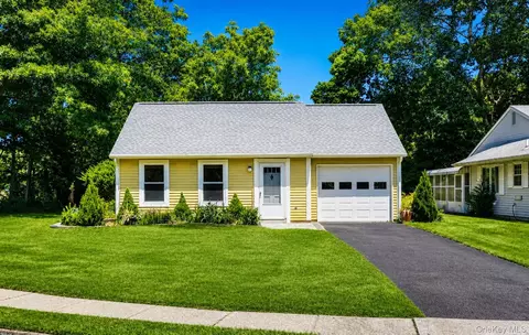 338 Edinburgh Dr, Ridge, NY 11961