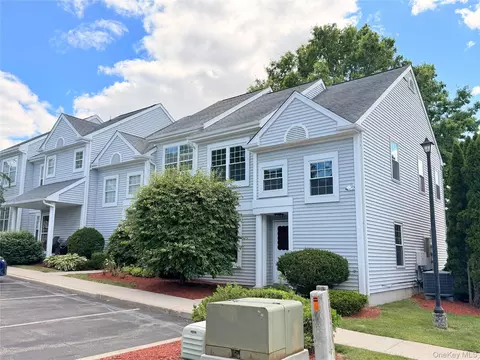 15 Kendal Ln, Wallkill, NY 10940