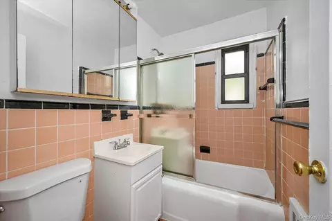 Bath - 16051 17th Ave #LOWER, Whitestone, NY 11357 photo 1 of 1