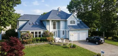 9 Dexter St, Selden, NY 11784