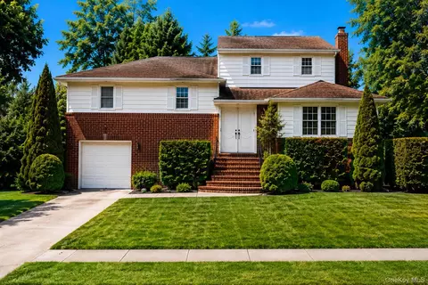 9 Ash Pl, North Hempstead, NY 11040