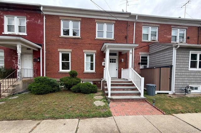 5 Columbia St, Farmingdale, NY 11735