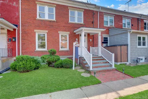 5 Columbia St, Farmingdale, NY 11735