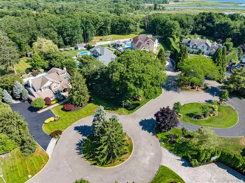 9 Crick Holly Ln, East Islip, NY 11730