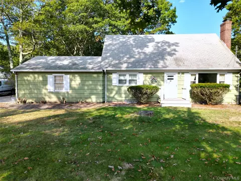 121 Aspatuck Rd, Westhampton Beach, NY 11978