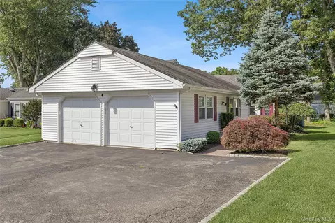 4 Flair Way, Coram, NY 11727