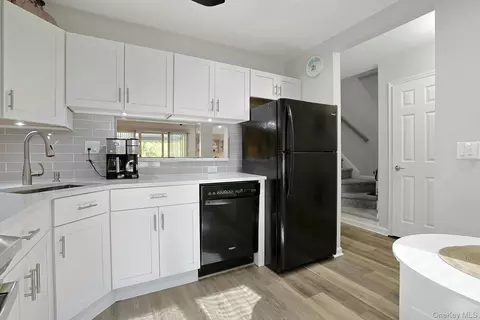 Kitchen - 3902 Hickory Ct, Peekskill, NY 10566 photo 3 of 3