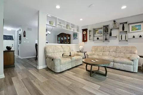 Entry Way - 3902 Hickory Ct, Peekskill, NY 10566 photo 1 of 1