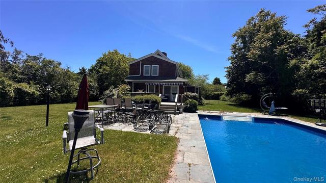 10 Kerrie Ct, Southampton, NY 11968