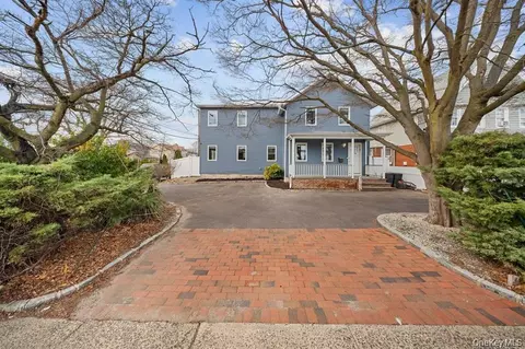 300 Daub Ave, Hewlett, NY 11557
