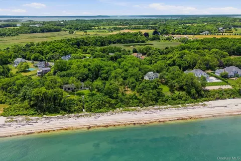 75 Pettys Dr, Southold, NY 11957