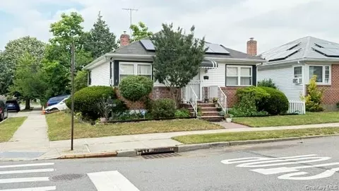 24203 131st Rd, New York, NY 11422