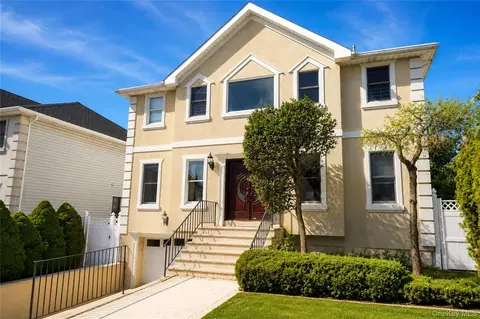 22 Putters Ct, Staten Island, NY 10301