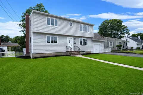 381 N Clinton Ave, Lindenhurst, NY 11757