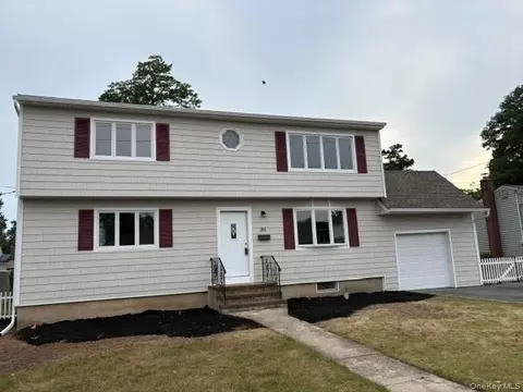 381 N Clinton Ave, Lindenhurst, NY 11757