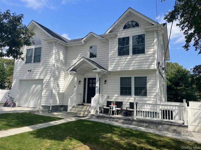 71 Penn St, Lake Grove, NY 11755