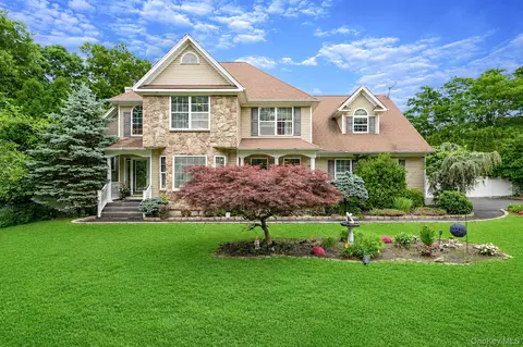 17 Holmes Ave, Eastport, NY 11941